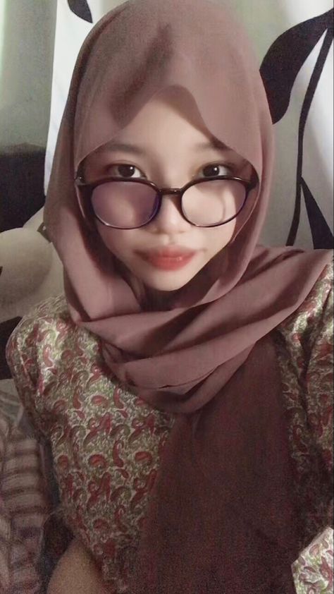 Kisah Memek Lina Awek Seluar Track Seksi