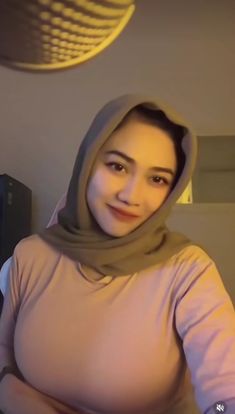 Nadya, Gadis Berjilbab yang Tergoda