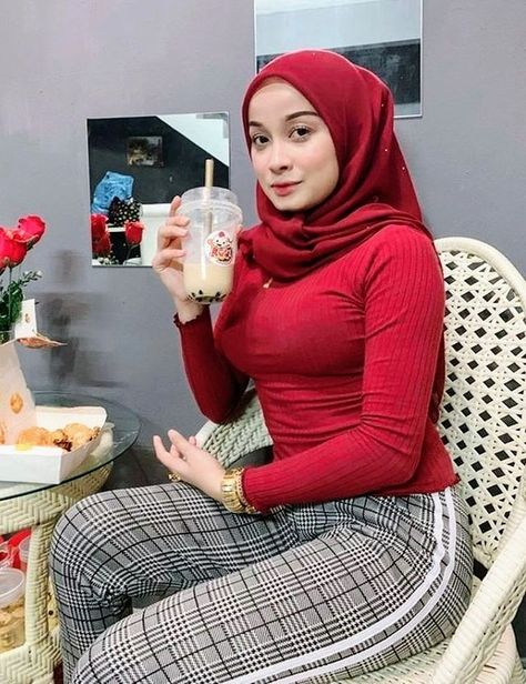Nafsu Liar Bu Reni di Balik Kerudung Merah