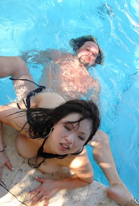 Nikmatnya Bercinta Di Kolam Renang Hotel