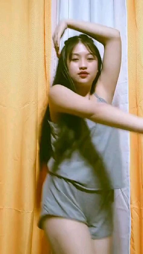 Penyanyi Seksi Goyang Ranjang