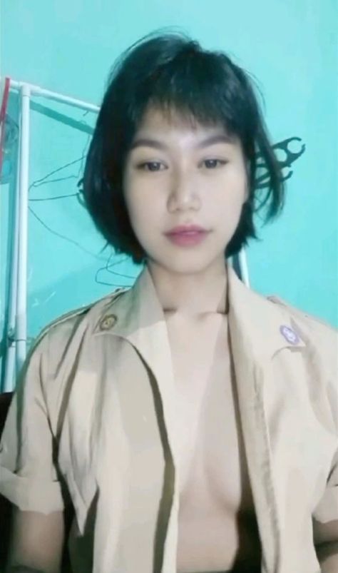 Siswi SMA Yang Dipuaskan Oleh Tukang Bersih Sekolah