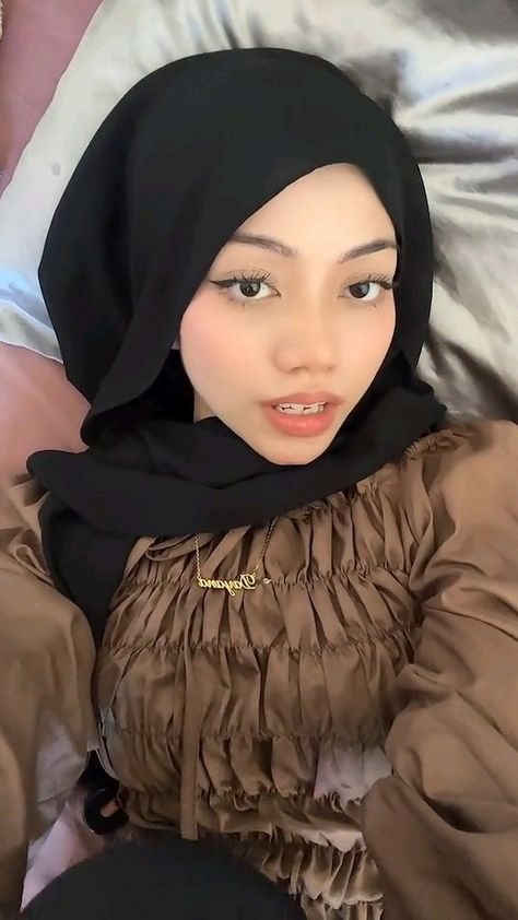 Sungguh Montok Dan Padat Badan Suster Farah Yang Berjilbab Ini