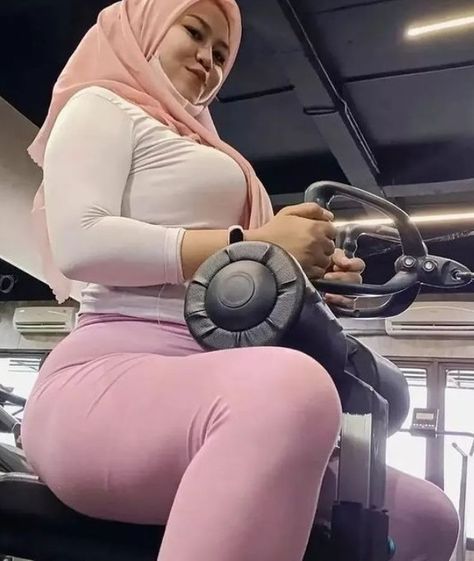 Tak Mampu Menahan Nafsu Birahi Meski Sudah Berhijab